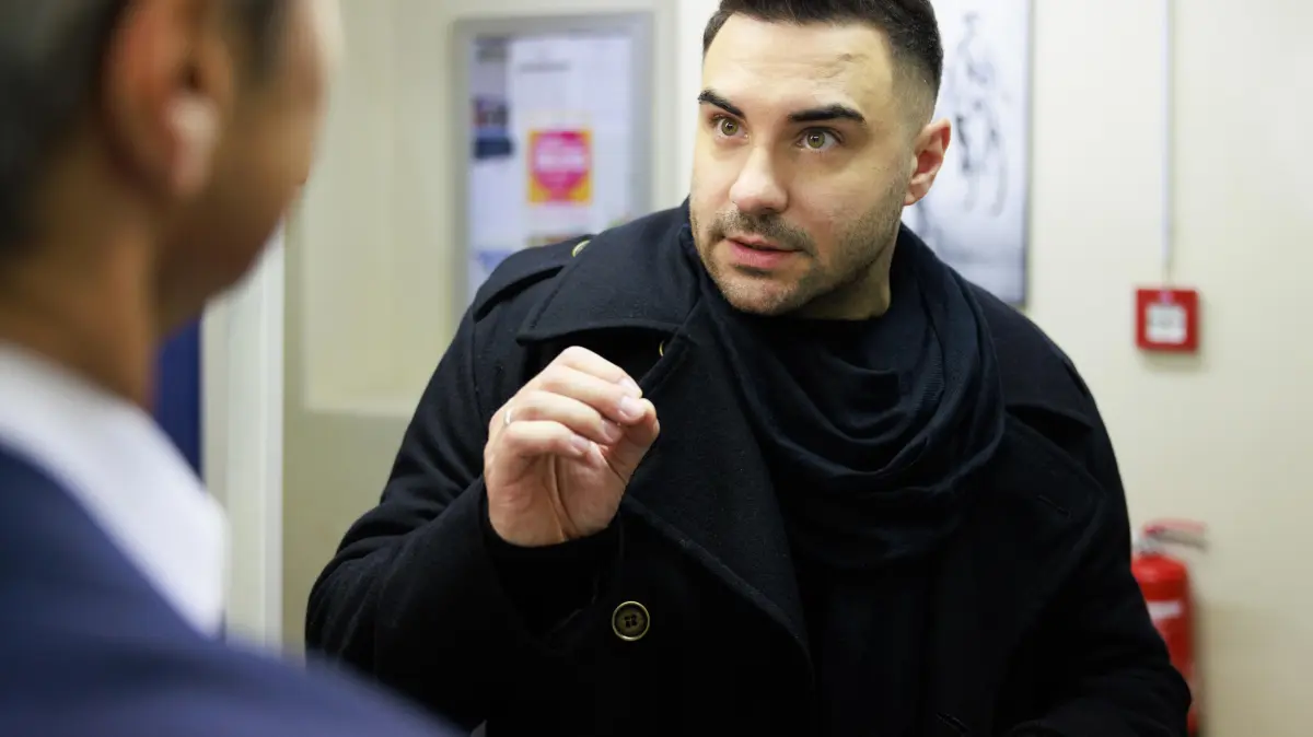 Easy (Lars Steinhöfel, r.) weiß nicht, ob er Ringo in Benedikts (Jens Hajek) Geheimnis einweihen soll.