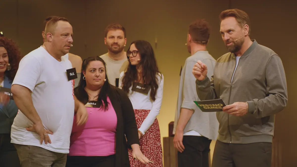 Jessica und Florian Schlechner haben bei den "Yes or No Games", moderiert von Steven Gätjen (rechts), mitgemacht. Wie es für die beiden ausgegangen ist, kann man ab 16. Januar bei Prime Video sehen.