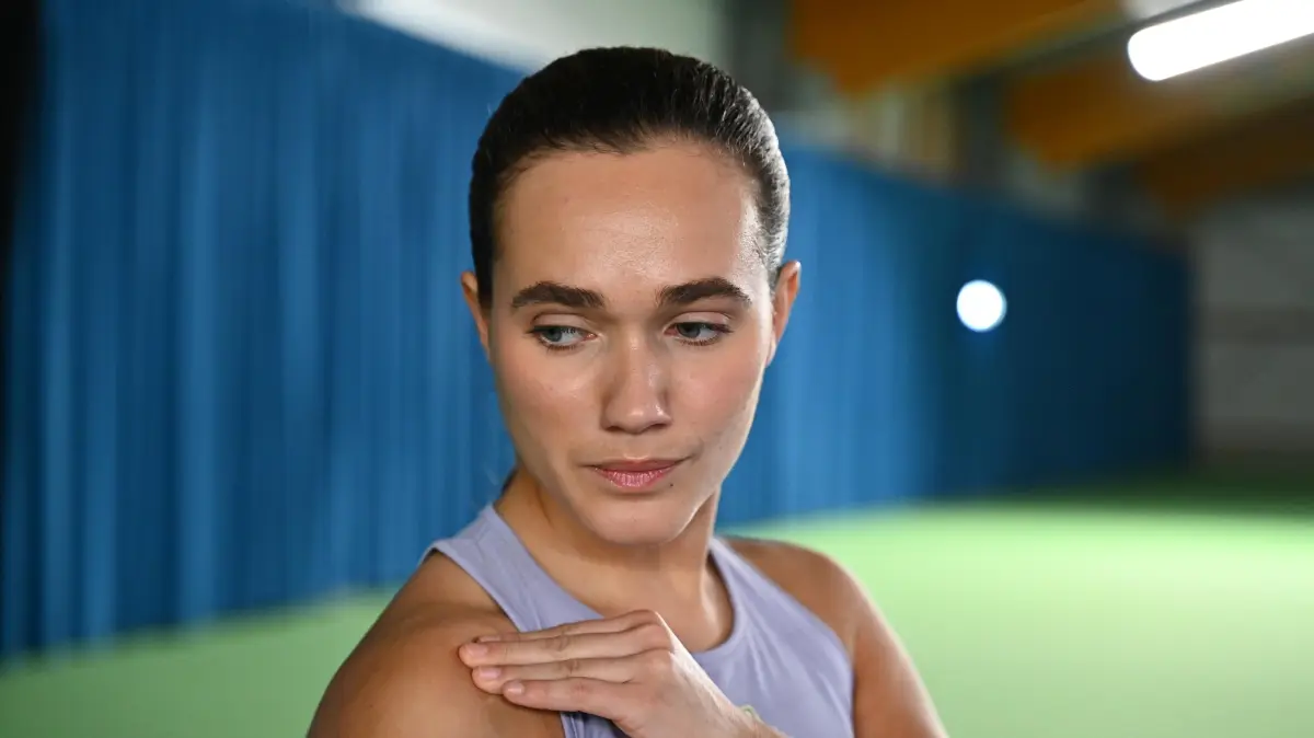 Joana (Josephine Martz) kämpft mit ihren Schmerzen.