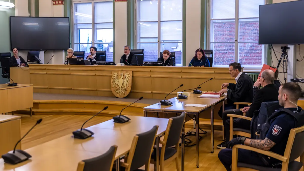 Prozess am Landgericht Cottbus wegen Mordes an einem Polizisten: Das Gericht mit dem Vorsitzenden Richter Frank Schollbach (M), Anwalt Christoph Rühlmann (4.v.r), der Angeklagte (rot verdeckt), ein Dolmetscher und ein Justizbeamter sitzen zu Prozessbeginn in einem Verhandlungssaaal am Landgericht Cottbus.
Dem Angeklagten wird Mord an einem 32jährigen Polizisten vorgeworfen. Bei einem Einsatz gegen mutmaßliche Autodiebe vor einem Jahr in Lauchhammer war dieser von einem Fahrzeug erfasst worden und noch am Einsatzort gestorben.