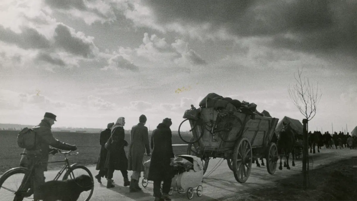 Sonderausstellung „Der Treck – Fotografien einer Flucht 1945“: Der Treck, Fotos von Tschira. Dokumentationszentrum Flucht Vertreibung Versöhnung Berlin