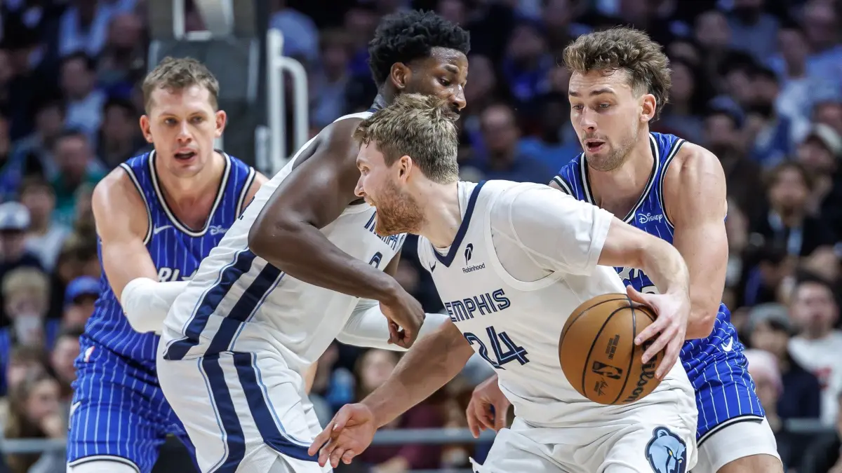 Orlando Magic - Memphis Grizzlies: 15.01.2026, Berlin: Basketball, NBA, Orlando Magic - Memphis Grizzlies, Hauptrunde, Hauptrunde-Partien, 85. Spieltag. Franz Wagner (r, Orlando Magic) kämpft gegen Cam Spencer (2.v.r, Memphis Grizzlies) und Jaren Jackson Jr. (2.v.l, Memphis Grizzlies) um den Ball. Foto: Andreas Gora/dpa +++ dpa-Bildfunk +++