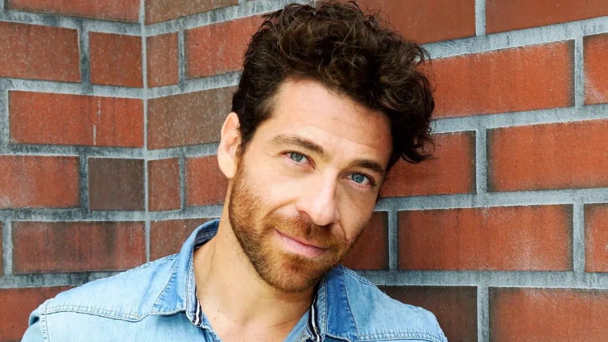 Carlos (Patrick Fernandez) will mit seiner Familie Berlin verlassen.