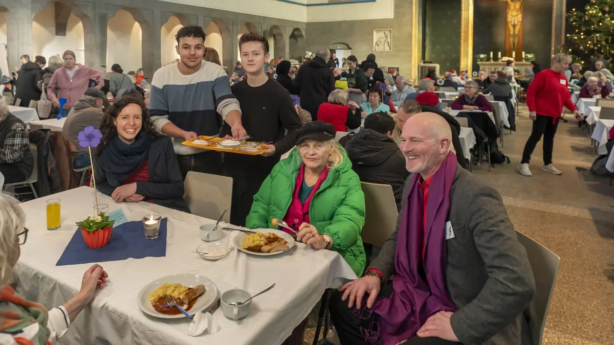 Pauluskirche: Start der 31. Ulmer Vesperkirche Heiter Helferinnen