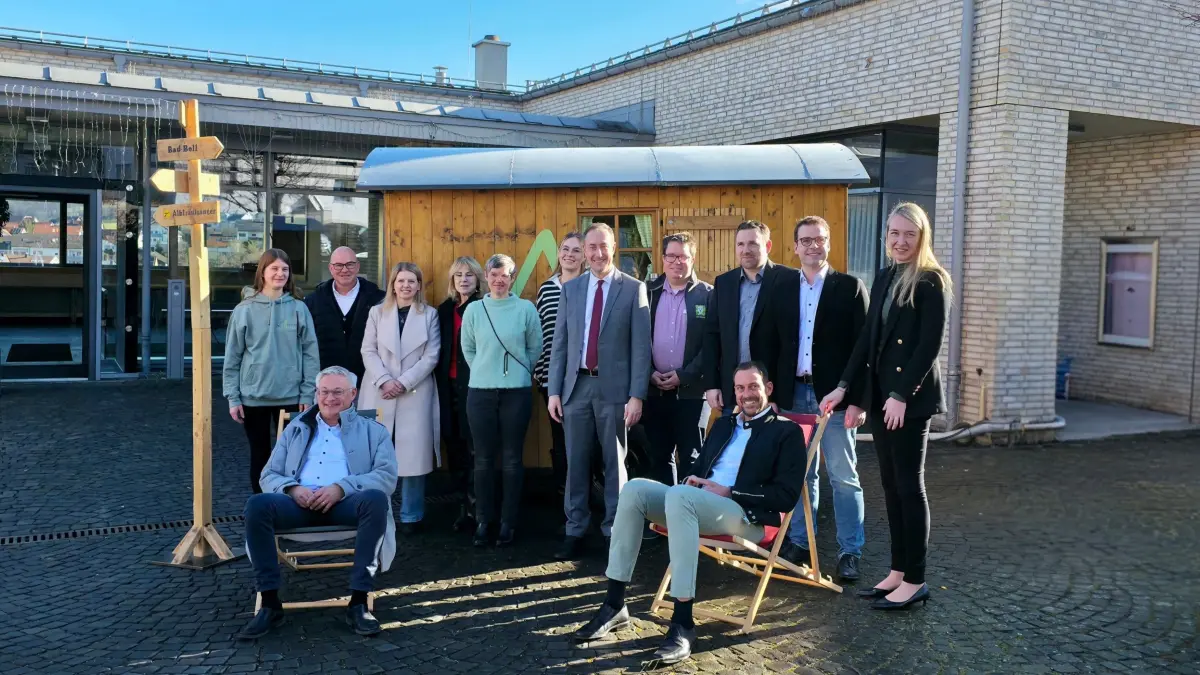 Teilnehmerinnen und Teilnehmer des Pressegesprächs CMT 2026 in Ottenbach: von links nach rechts stehend: Annika Gairng (Bad Überkingen), Martin Schölkopf (Eislingen/Fils), Lisa Herr (Göppingen), Sabine Gorol (Bad Boll), Teresa Christmann (Geislingen an der Steige), Mona Weber (City Outlet Geislingen), Landrat Markus Möller, Florian Pointke (Tourismusmanager Landkreis Göppingen), stv. Bürgermeister Michael Weber (Ottenbach), Bürgermeister Daniel Kohl (Vorsitzender ESA e.V./Gammelshausen) und Isabell Noether (Geschäftsführerin ESA e.V.). Von links nach rechts sitzend: Bürgermeister Herbert Juhn (Bad Ditzenbach) und stv. Bürgermeister Rainer Staib (Bad Boll).
