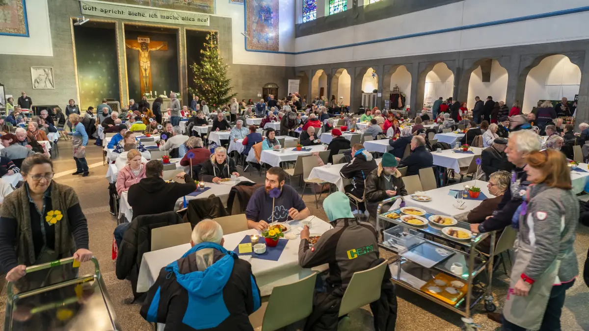 Pauluskirche: Start der 31. Ulmer Vesperkirche Heiter Helferinnen