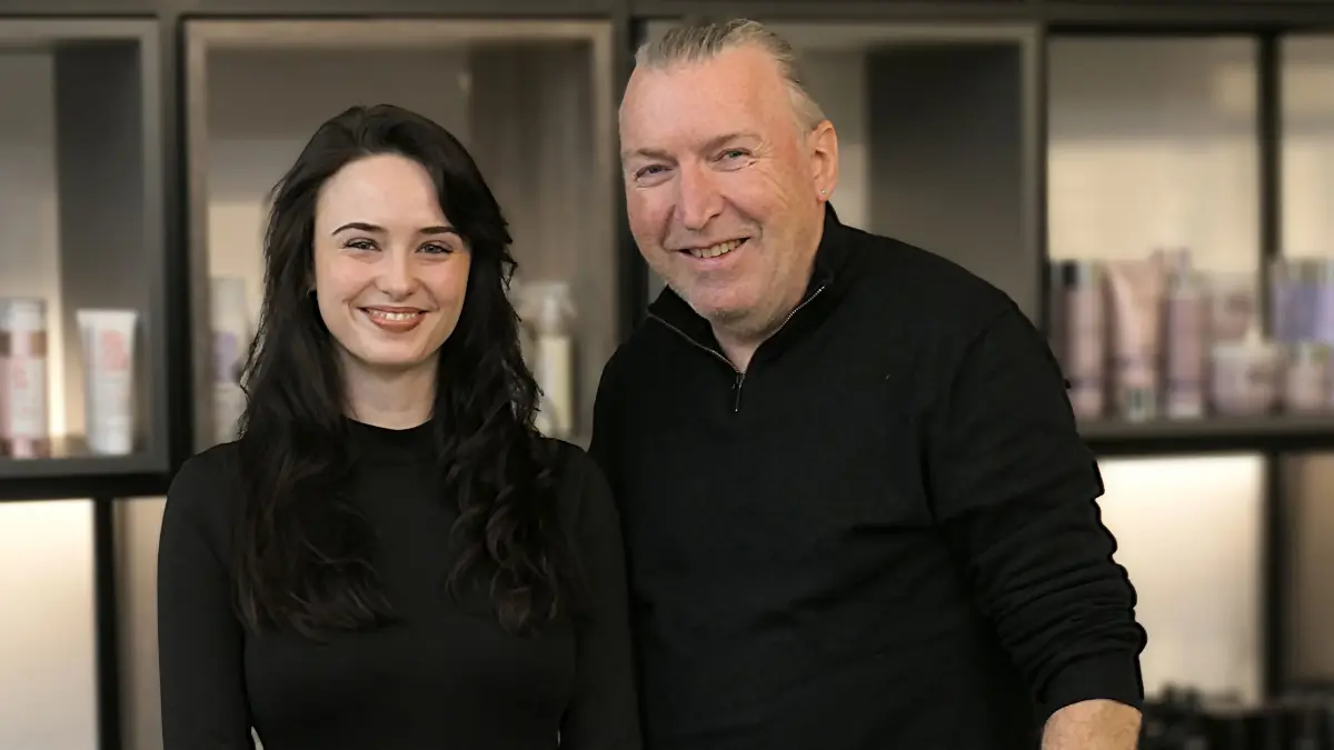 Noemi Bühler (links) hat das Friseurhandwerk im Tübinger Salon von Andreas Preßler (rechts) gelernt. Der Chef fördert seine erfolgreiche Mitarbeiterin nach Kräften.