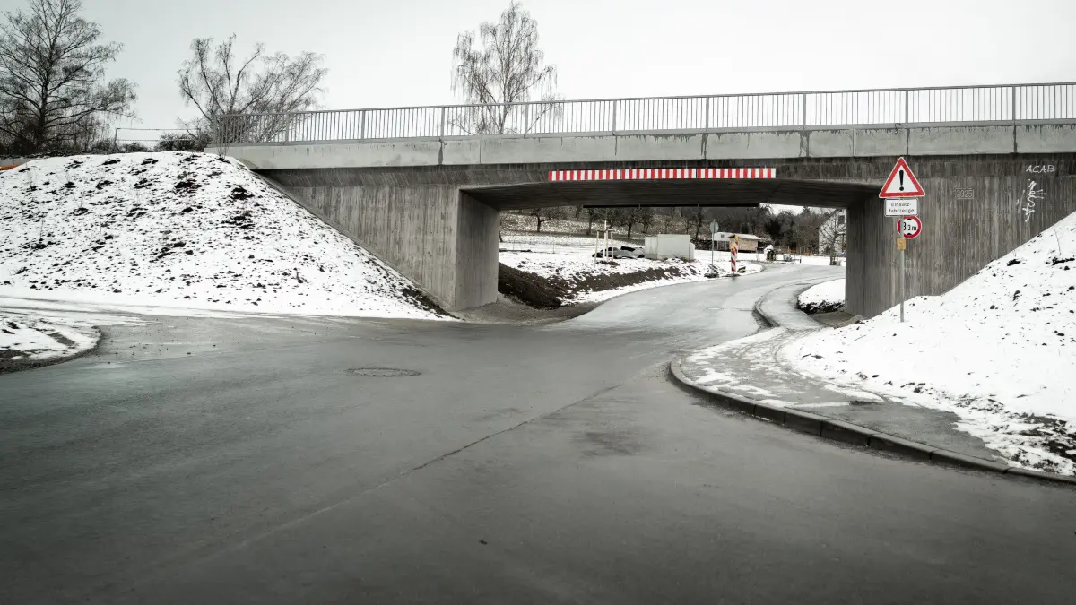 Die leichte S-Kurve in der Straßenführung ist bei Tageslicht gut zu erkennen. Dennoch gibt es Kritik an der neuen Straße unter der Eisenbahnbrücke am Ernwiesenstadion.