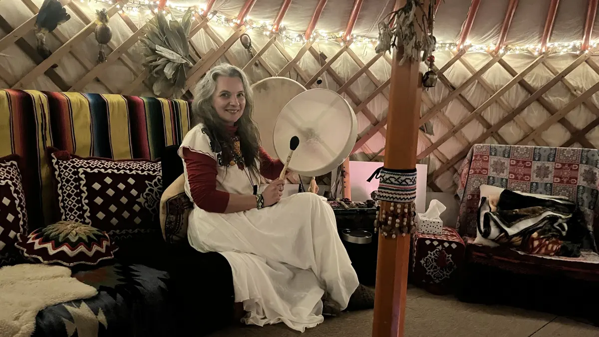 Rose Tolic-Wiener in ihrer Jurte in Apfelstetten. Dort bietet sie schamanische Rituale an.