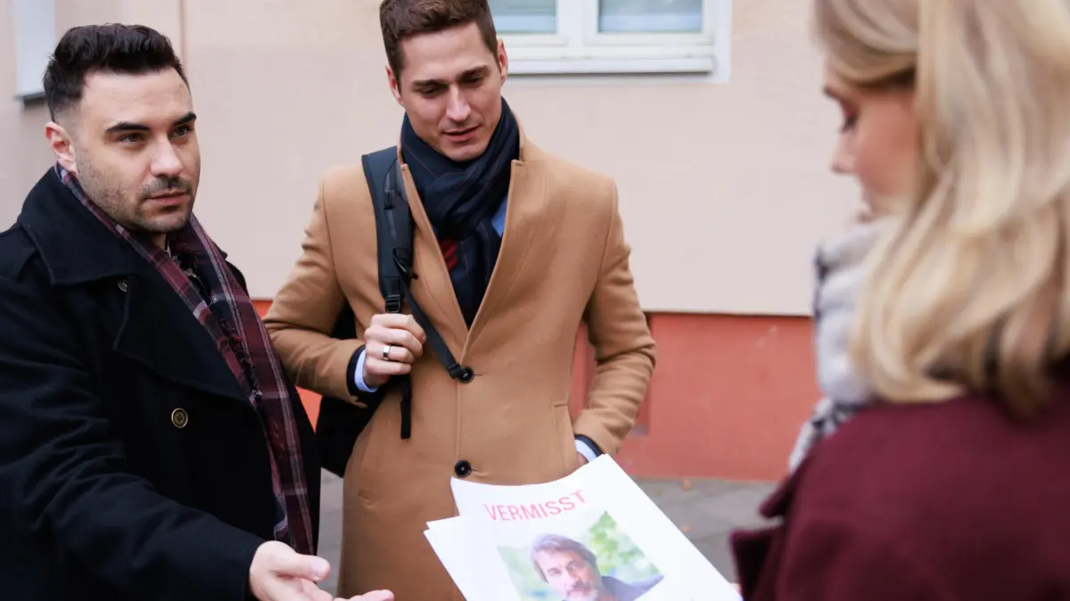 Ringo (Timothy Boldt, M.) wird vom mitfühlenden Easy (Lars Steinhöfel) überredet, Stella (Bettine Langehein) gemeinsam zu helfen.