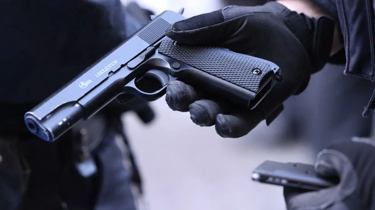 Softair-Pistole: ARCHIV - 10.06.2023, Nordrhein-Westfalen, Düsseldorf: Polizisten fanden diese Softair Schusswaffe in der Tasche einer kontrollierten Person bei einer Polizeikontrolle. (zu dpa: «Spielzeugwaffe löst Polizeieinsatz in Einkaufspassage aus») Foto: David Young/dpa +++ dpa-Bildfunk +++