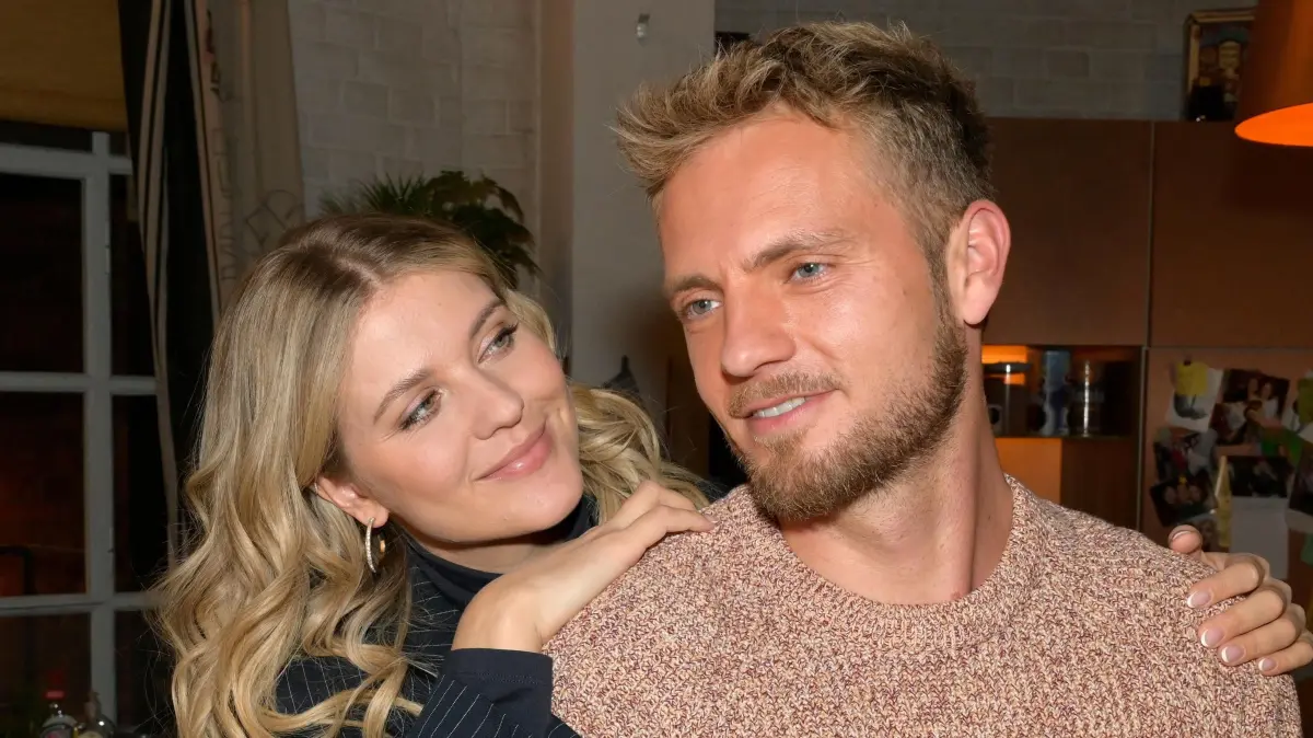 Alicia (Josefin Bressel) tut es gut, dass Paul (Niklas Osterloh) wieder da ist.
