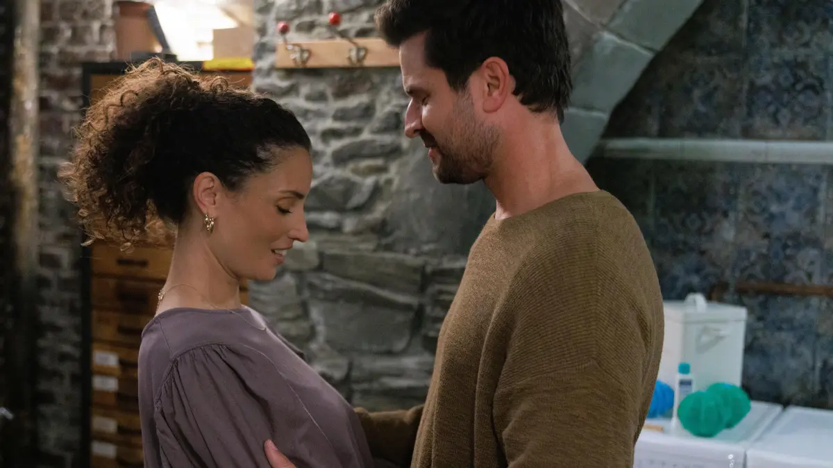 Naomi (Nadine Menz) und Paco (Milos Vukovic) kommen sich in einem Trostmoment unerwartet nah.