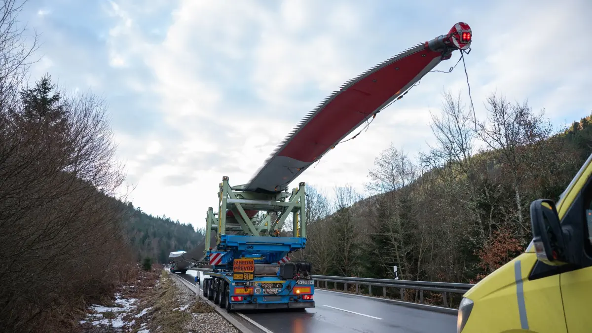 Unfall mit Schwertransporter - B294 gesperrt: 15.01.2026, Baden-Württemberg, Bad Wildbad: Blick auf die Unfallstelle auf der Bundesstraße 294 (B294) bei Calmbach, einem Ortsteil von Bad Wildbad (Kreis Calw). Der Schwertransporter, der mit einem 70 Meter langen Rotorblatt eines Windrads unterwegs war und in der Nacht verunfallte, steht nach der Bergungsaktion wieder auf der Bundesstraße. Foto: Silas Stein/dpa - ACHTUNG: Fahrzeugkennzeichen und Firmenkennung gepixelt +++ dpa-Bildfunk +++