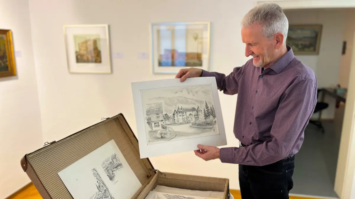 Richard Weinzierl, der Leiter des Bauernfeind-Museums, hatte für die neue Ausstellung "50 Jahre Gesamtstadt Sulz am Neckar / Ansichten" bei den Zeichnungen von Erwin Eberhardt die Qual der Wahl.