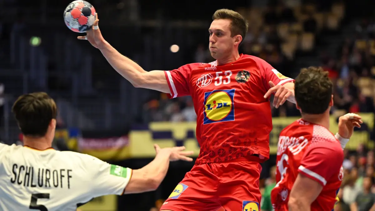 Deutschland - Österreich: 15.01.2026, Dänemark, Herning: Handball: EM, Deutschland - Österreich, Vorrunde, Gruppe A, 1. Spieltag, Jyske Bank Boxen. Mykola Bilyk (Österreich) spielt einen Pass am Kreis. Foto: Sina Schuldt/dpa +++ dpa-Bildfunk +++