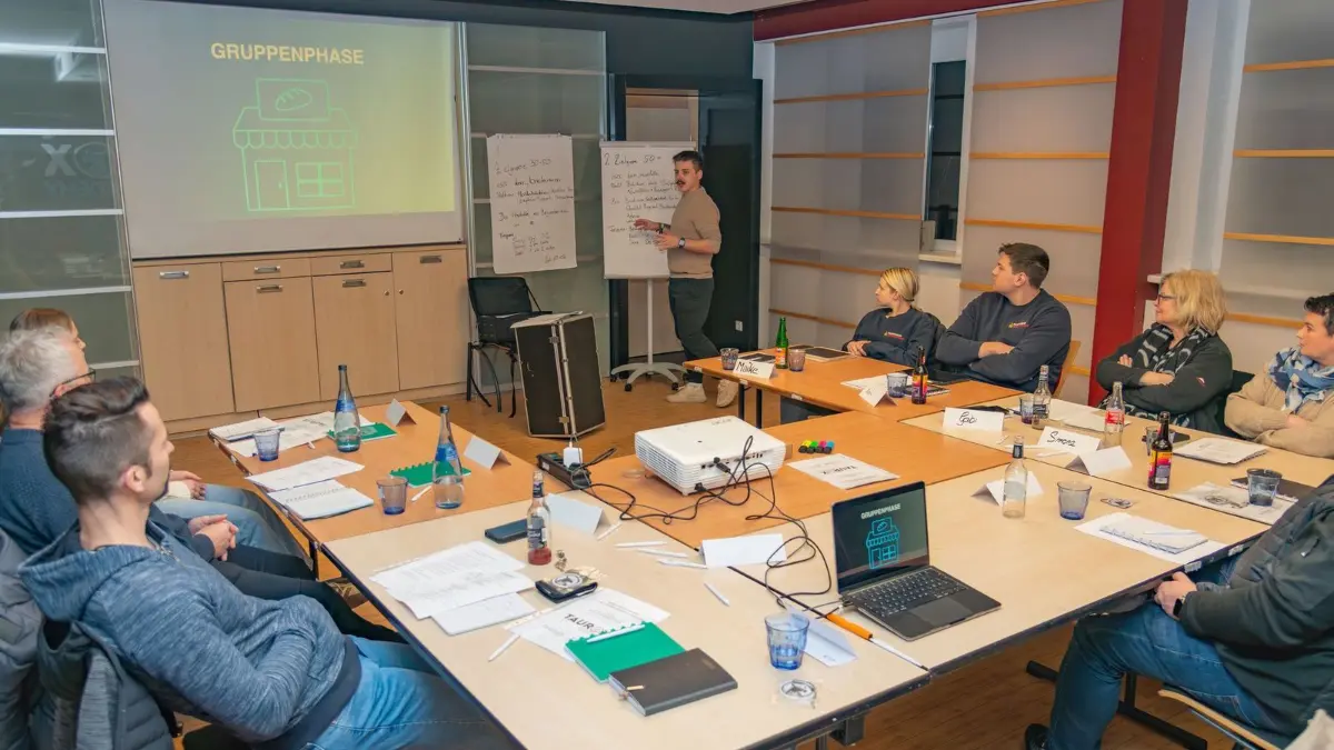 Über die Taurox-Academy wollen Tim Aierstock (Mitte) und Jan-Erik Artes Trainings für Vereine und Unternehmen anbieten, um diese fit für Social Media zu machen.