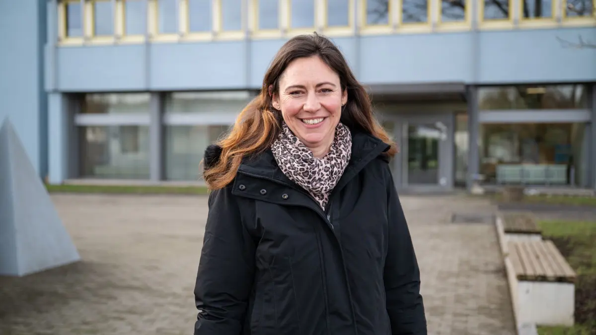 Diana Arnold, CDU-Landtagskandidatin für die Landtagswahl 2026 in Baden-Württemberg, vor dem Tübinger Polizei-Präsidium in der Konrad-Adenauer-Straße.