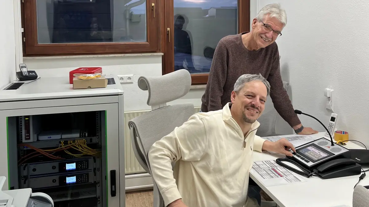 Gesamtwehrkommandant Tobias Plaz (vorne) und Winfried Seele im neu renovierten Funkraum