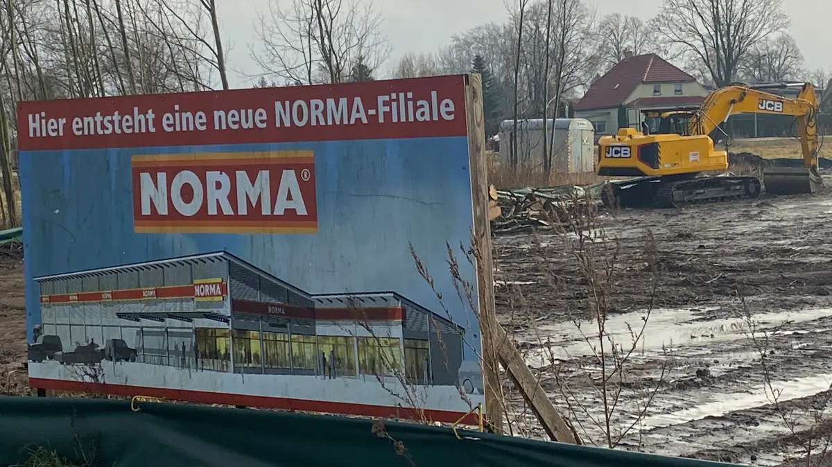 Bagger auf Baufeld für den neuen Norma-Markt in Manschnow