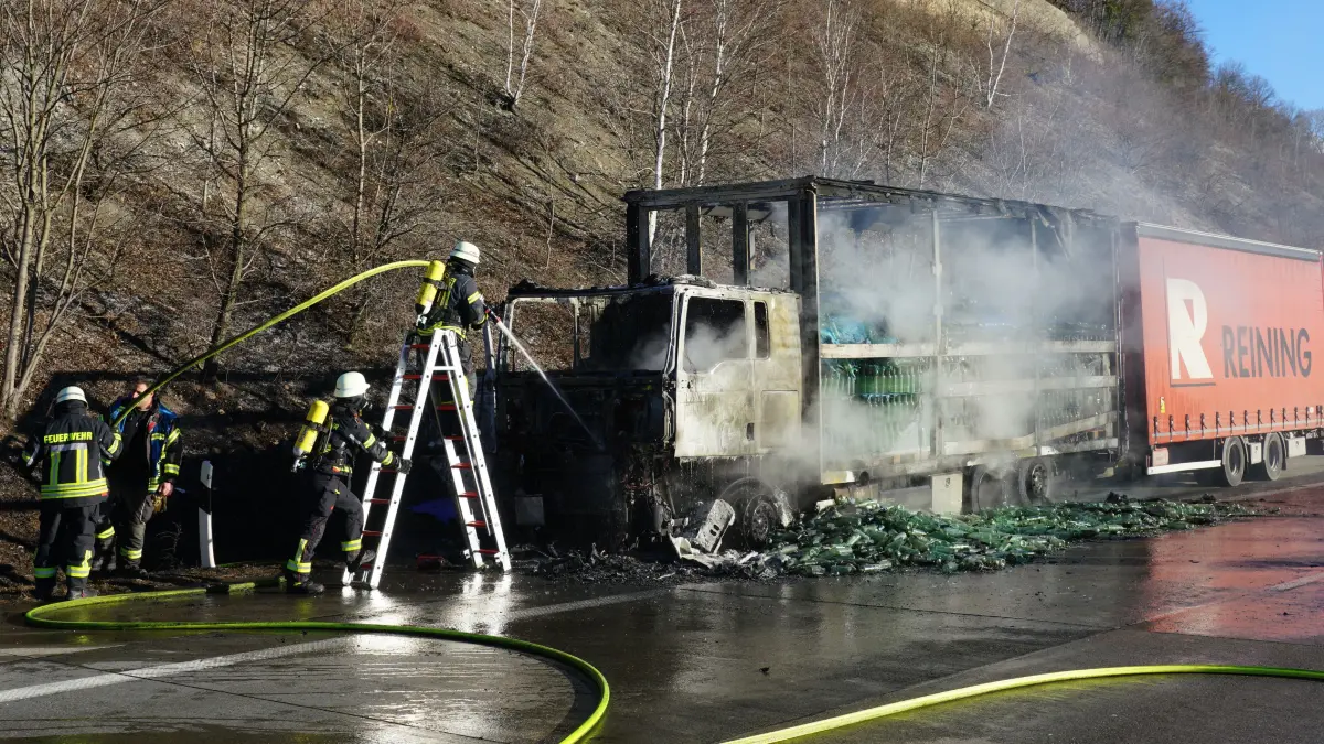 Am Donnerstag gegen 12 Uhr rückte die Feuerwehr wegen eines brennenden Lkws aus.