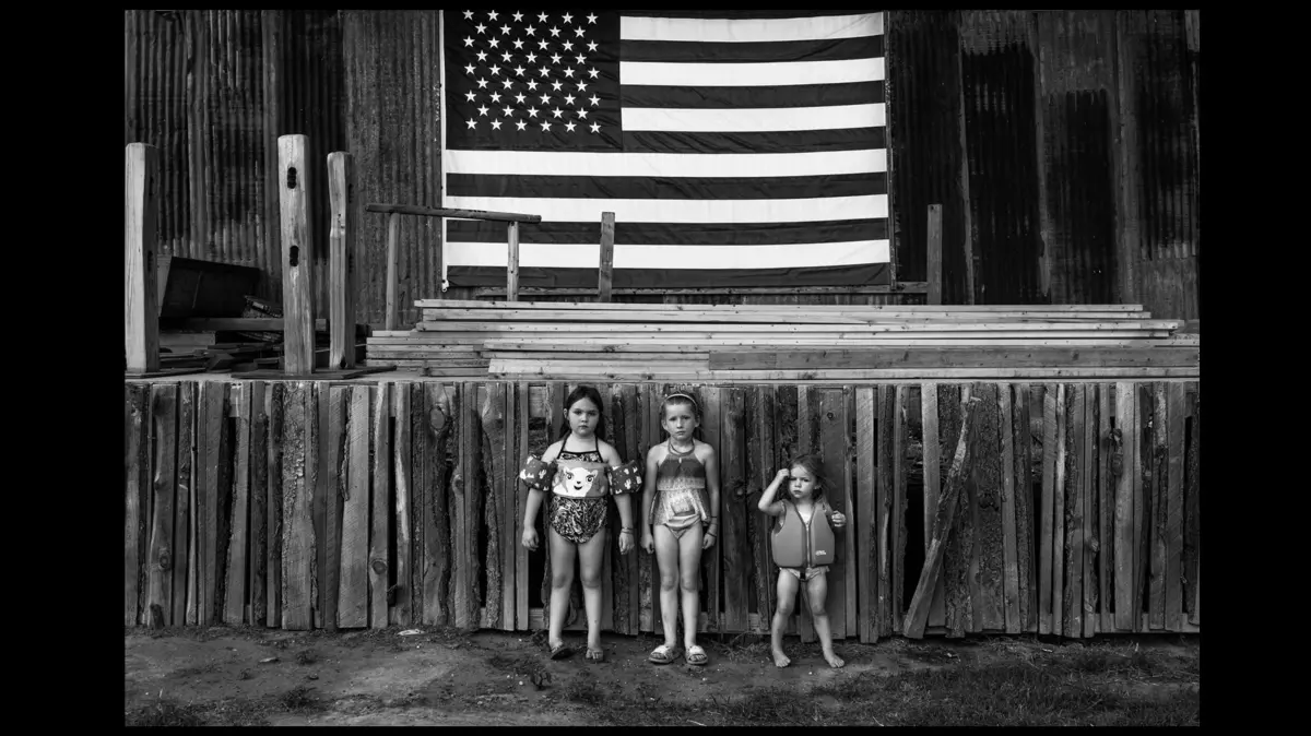 Drei Mädchen auf einer Farm im US-Bundesstaat Kansas: eine Aufnahme aus Richard Sharums Serie "Spina America".
