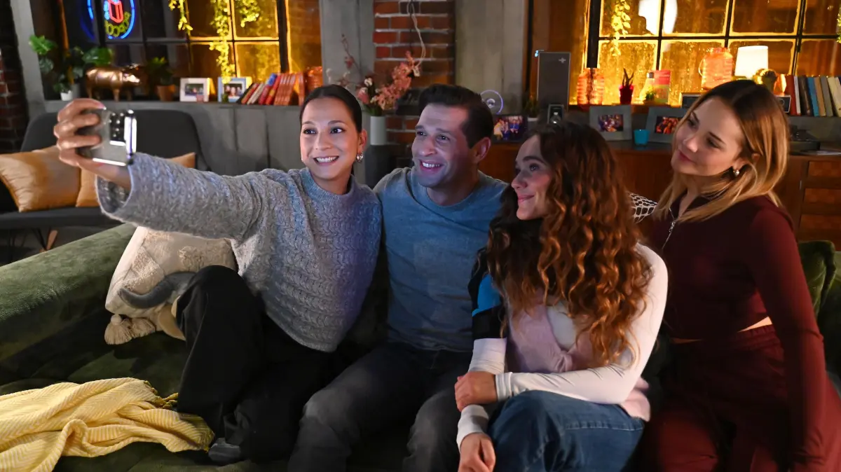 Joana (Josephine Martz, 2.v.r.) versucht, ihre Eifersucht auf Charlie (Shaolyn Fernandez) zu ignorieren.