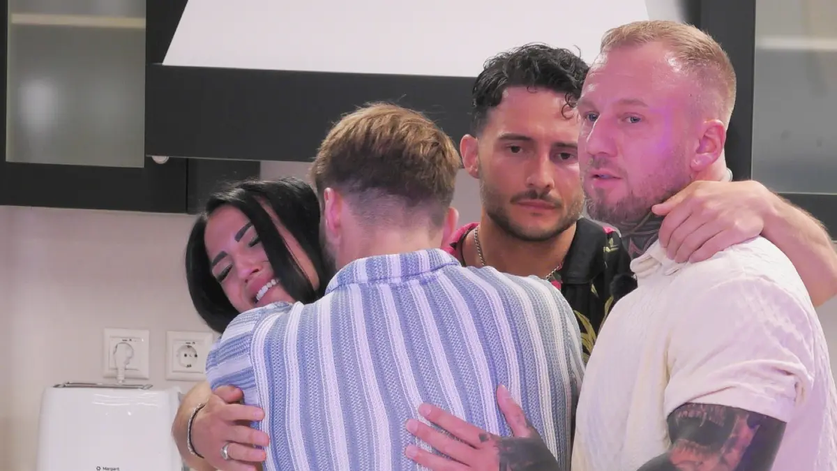 Elena Miras muss bei „Make Love, Fake Love“ herausfinden, wer Single und wer in Wahrheit vergeben ist.