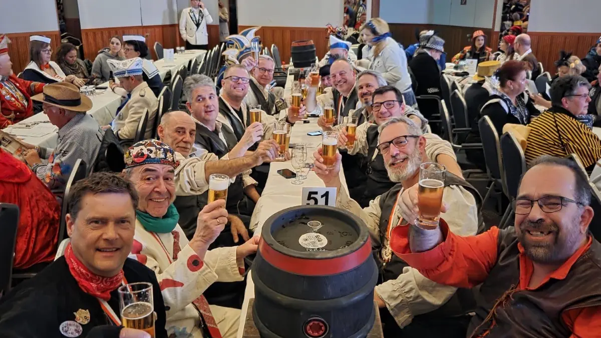 In vollem Häs – der traditionellen schwäbischen Narrentracht – nahmen die Gäste an ihrem Ehrentisch Platz und sorgten für optisches Aufsehen.