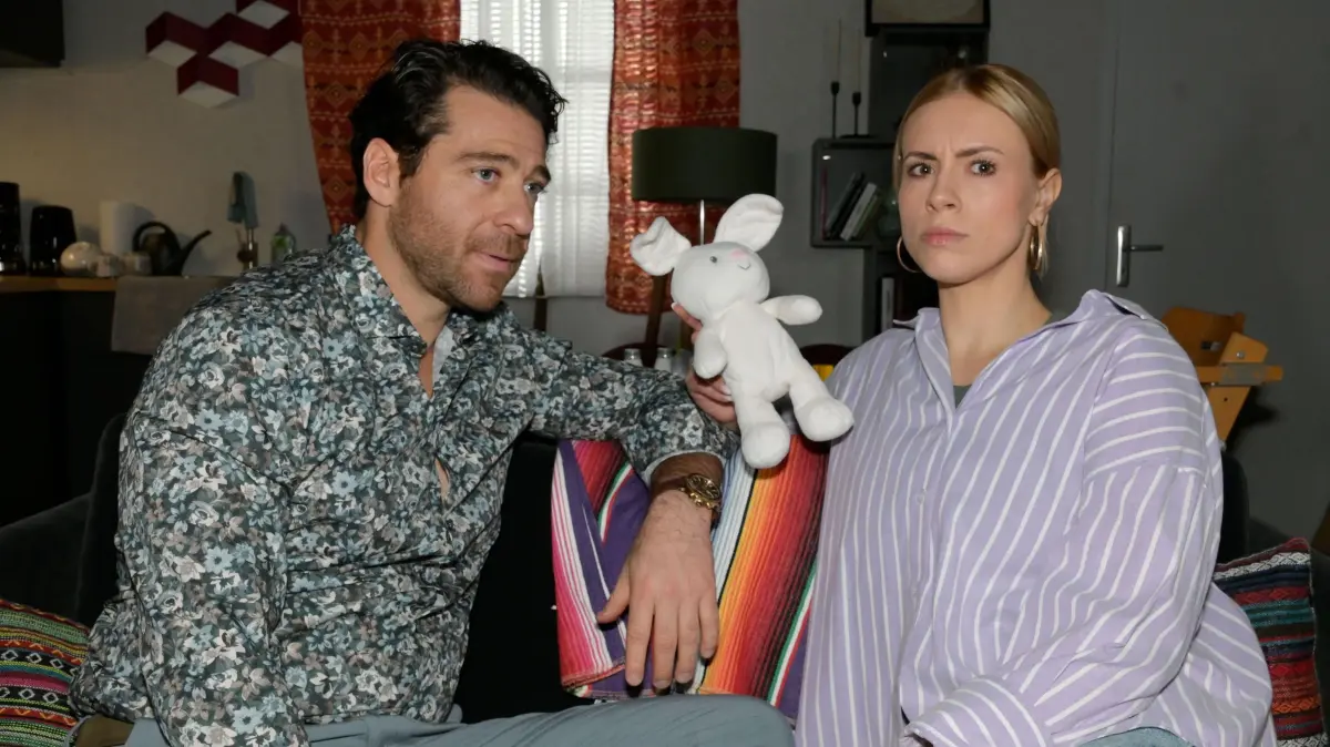 Carlos (Patrick Fernandez) und Zoe (Lara Dandelion Seibert) planen ihre Flucht.