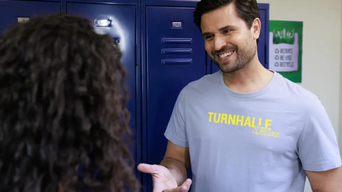 Naomi (Nadine Menz) ist froh, dass Paco (Milos Vukovic) ihre Entscheidung nicht krumm nimmt.