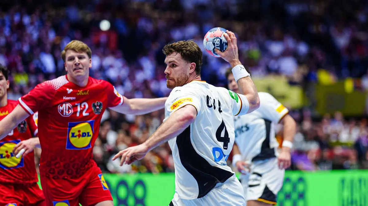 DEN, Deutschland vs. Oesterreich, Handball, EHF Europameisterschaft 2026, Gruppe A, Spieltag 1, 15.01.2026: Wurf/Tor Johannes Golla Deutschland, 04 DEN, Deutschland vs. Oesterreich, Handball, EHF Europameisterschaft 2026, Gruppe A, Spieltag 1, 15.01.2026 DEN, Deutschland vs. Oesterreich, Handball, EHF Europameisterschaft 2026, Gruppe A, Spieltag 1, 15.01.2026 Herning *** Throw Goal Johannes Golla Germany, 04 DEN, Germany vs. Austria, Handball, EHF European Championship 2026, Group A, Matchday 1, 15 01 2026 DEN, Germany vs. Austria, Handball, EHF European Championship 2026, Group A, Matchday 1, 15 01 2026 Herning Copyright: xEibner-Pressefoto/MarcelxvonxFehrnx EP_MFN