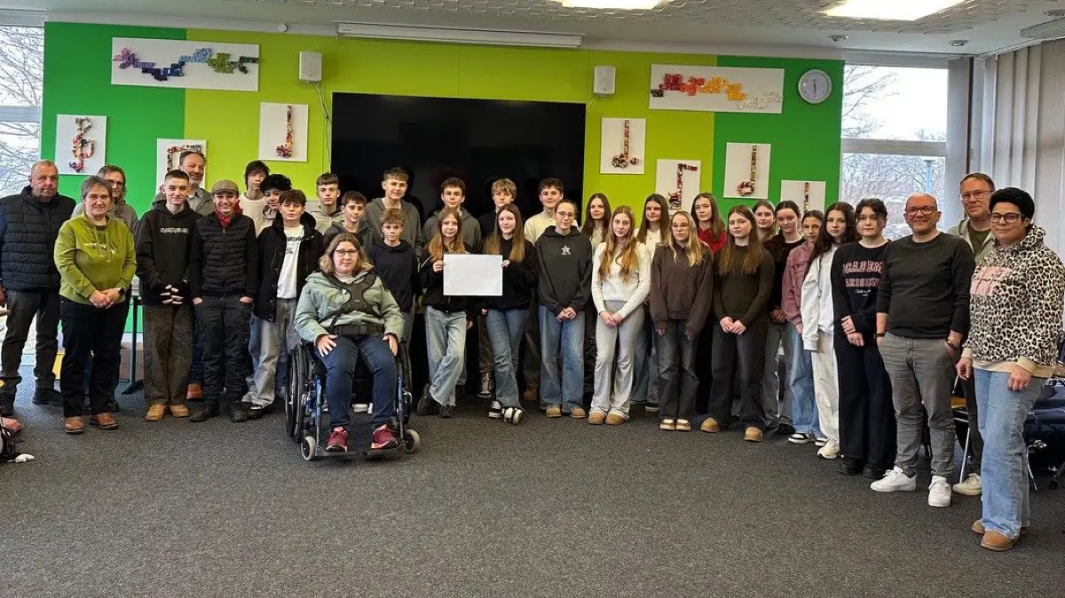 Madleen Neuburger sowie ihre Eltern Peter und Brigitte haben die Klasse 8b der Realschule Meßstetten besucht. Unser Foto zeigt die Schüler gemeinsam mit Klassenlehrer Jörg Neubert sowie den Elternbeiratsvertretern Jochen Wienke und Bianca Hermann.