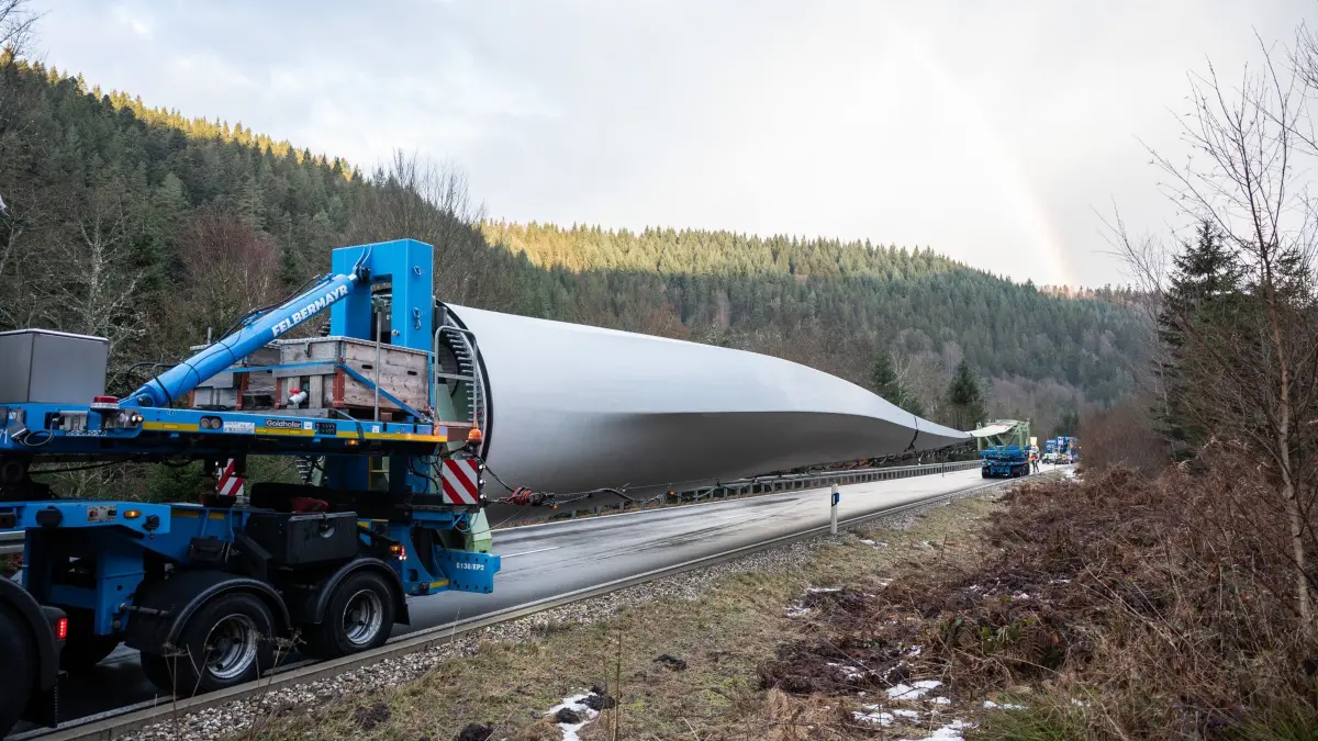 Unfall mit Schwertransporter - B294 gesperrt: 15.01.2026, Baden-Württemberg, Bad Wildbad: Blick auf die Unfallstelle auf der Bundesstraße 294 (B294) bei Calmbach, einem Ortsteil von Bad Wildbad (Kreis Calw). Der Schwertransporter, der mit einem 70 Meter langen Rotorblatt eines Windrads unterwegs war und in der Nacht verunfallte, steht nach der Bergungsaktion wieder auf der Bundesstraße. Foto: Silas Stein/dpa +++ dpa-Bildfunk +++