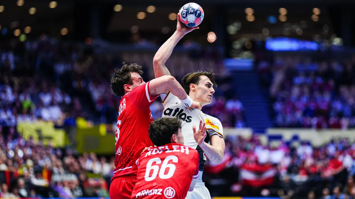 DEN, Deutschland vs. Oesterreich, Handball, EHF Europameisterschaft 2026, Gruppe A, Spieltag 1, 15.01.2026: Lukas Herburger (Oesterreich, #26), Elias Kofler (Oesterreich, #66), Miro Schluroff (Deutschland, #05)
DEN, Deutschland vs. Oesterreich, Handball, EHF Europameisterschaft 2026, Gruppe A, Spieltag 1, 15.01.2026
Foto: Eibner-Pressefoto/Marcel von Fehrn