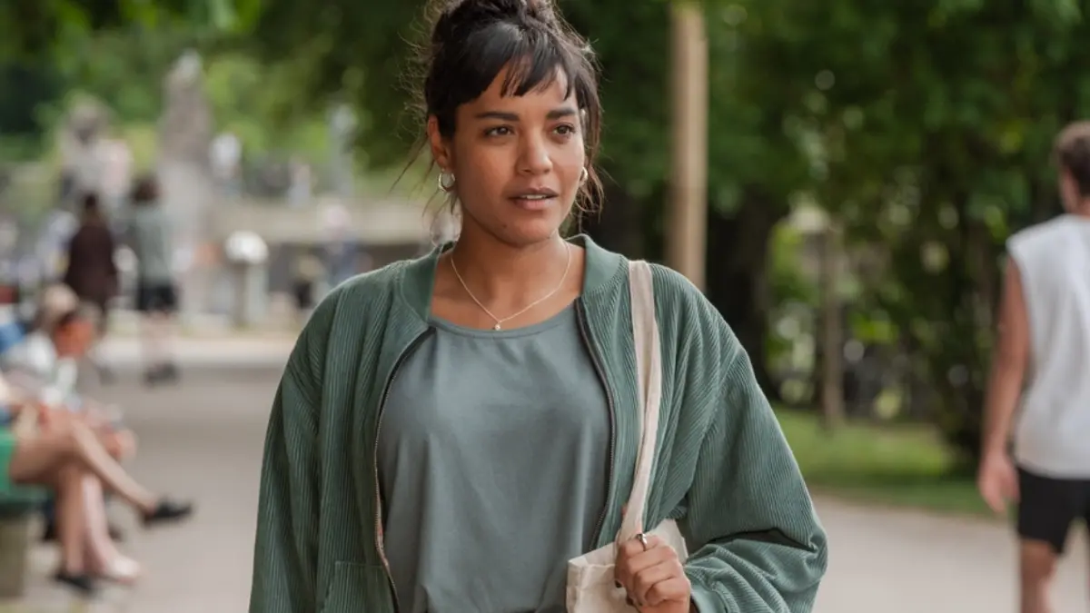 In Damen wird Maya (Salka Weber) von einer Gruppe Frauen verschiedenster Herkunft aufgenommen.
