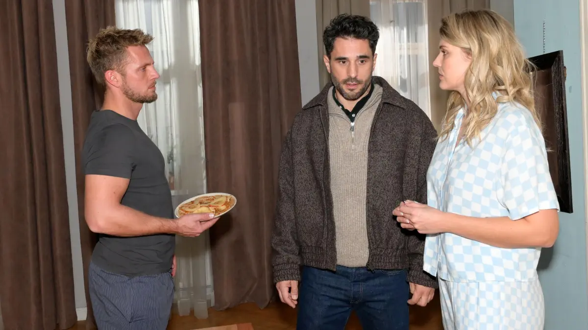 Tobias (Jan Kittmann, M.) erklärt Paul (Niklas Osterloh) und Alicia (Josefin Bressel), dass er sich von Emily getrennt hat.