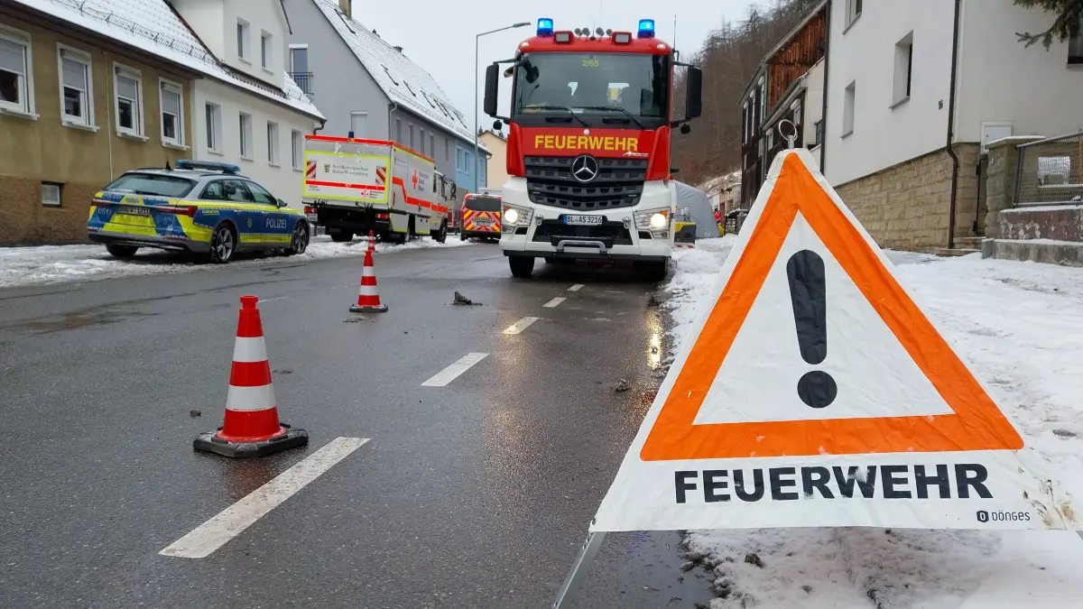 Viel Blaulicht war am Donnerstag, 8. Januar, in Tailfingen im Einsatz. Das Foto zeigt eine Aufnahme am Morgen nach der Explosion.