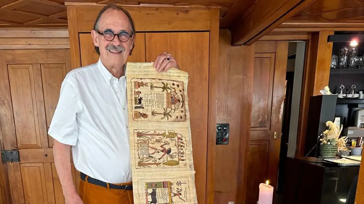 Hasso Böhme mit dem "Aegyptischen Struwwelpeter" auf einer Papyrusrolle.