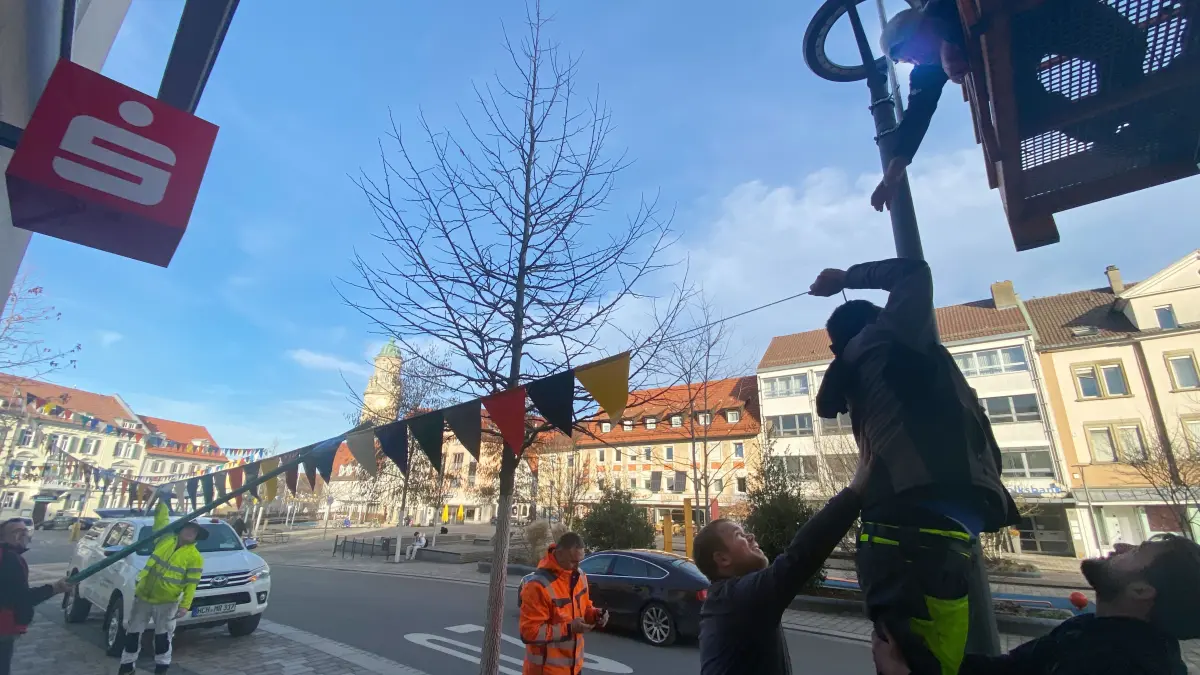 Ein zwölfköpfiger Männertrupp machte sich am Freitag ans Werk.