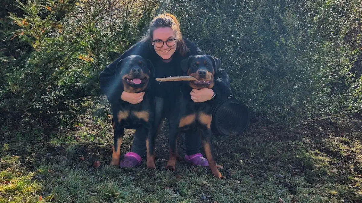 Najana Kochniss aus Bleichstetten mit ihren Rottweiler-Hündinnen Hexe und Oni.