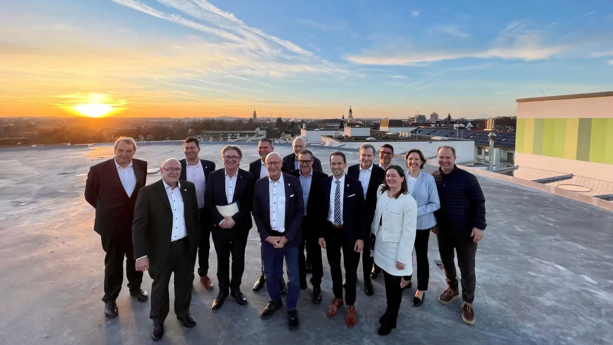 Herrlicher Ausblick: Gruppenfoto auf dem Hubschrauberlandeplatz auf dem Dach des Klinikanbaus.