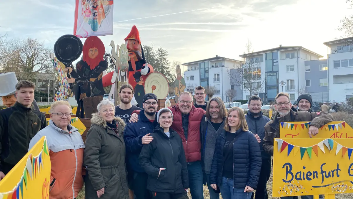 Gemeinschaftswerk: Das Deko-Team des Landschaftstreffens vor dem Narrenschiff.
