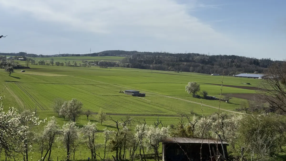 Das Bild entstand im Frühling 2025 an der Verbindungsstraße von Weilheim nach Grosselfingen. Bisher ist die Sicht unverbaut. Zurrt der Regionalverband die Planflächen fest, stehen Stadtwerke Stuttgart und Uhl Windkraft bereit zum Bau mehrerer Anlagen, die den Ausblick von dieser Stelle künftig prägen könnten.