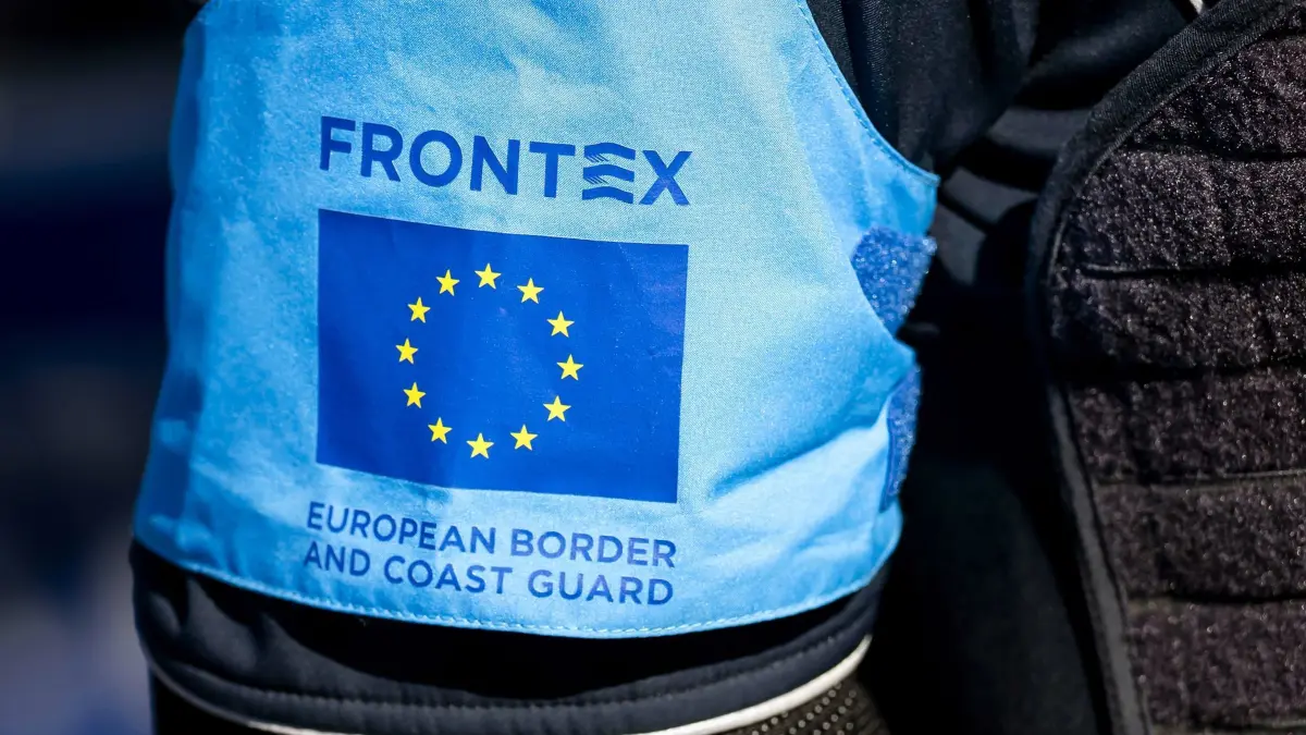 Frontex-Logo: 15.01.2026, Griechenland, Feres: Das Frontex-Logo prangt auf dem Arm eines Grenzbeamten an der griechisch-türkischen Grenze. Als eines der wichtigsten Ankunftsländer für Asylsuchende spielt Griechenland eine bedeutende Rolle bei der Umsetzung des EU-Migrationspakts, der Mitte dieses Jahres in Kraft tritt. Foto: Sem Van Der Wal/ANP/dpa +++ dpa-Bildfunk +++