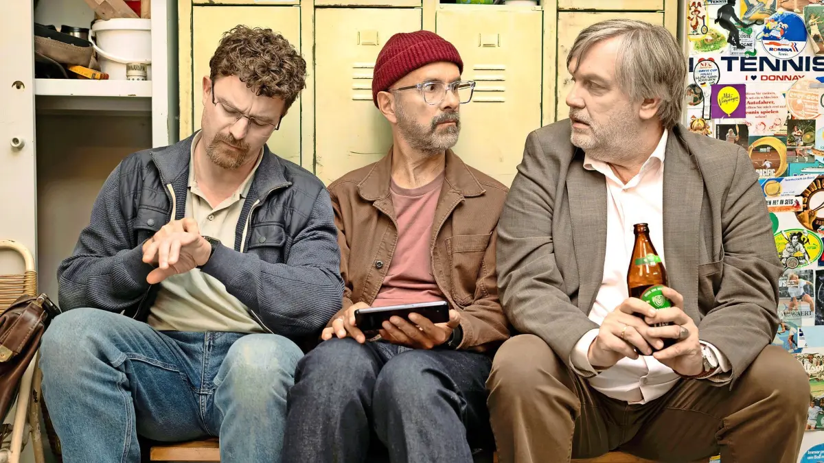 HANDOUT - 05.11.2024, ---: Friedrich Mücke (v.l.n.r.) als Matthias, Christoph Maria Herbst als Torsten und Hape Kerkeling als Heribert in einer Szene des Films "Extrawurst" (undatierte Filmszene). Der Film kommt am 15.01.2026 in die deutschen Kinos. (zu dpa: «Satire «Extrawurst» - Wenn der Streit am Grill eskaliert») Foto: Daniel Gottschalk/Studiocanal/dpa +++ dpa-Bildfunk +++