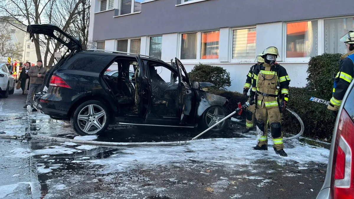 Nichts mehr zu retten: Die Feuerwehr Neu-Ulm musste sich darauf beschränken, den brennenden SUV zu löschen.