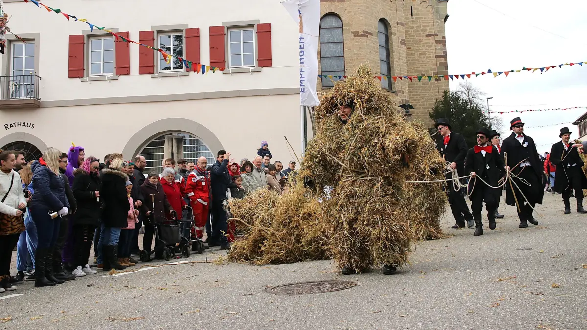 Strohbär Erbsenstrohbär Empfingen Fasnet