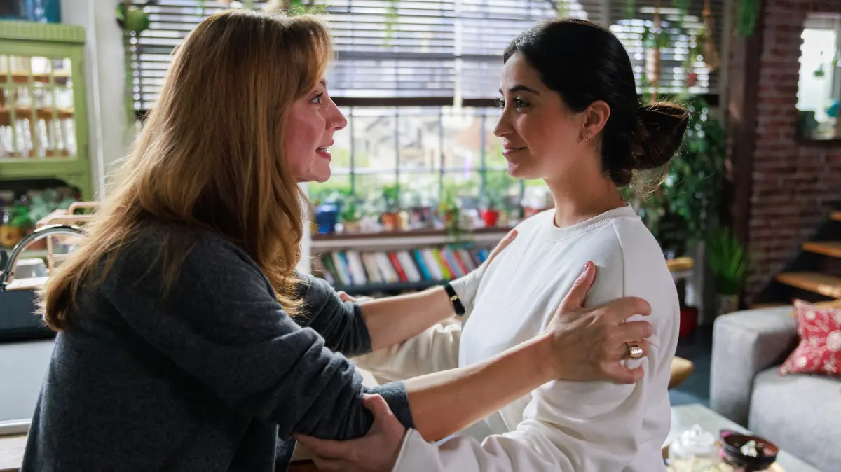 Dana (Viola Wedekind, l.) und Esma (Özge Delioglan) versöhnen sich mit ehrlichen Einsichten miteinander.