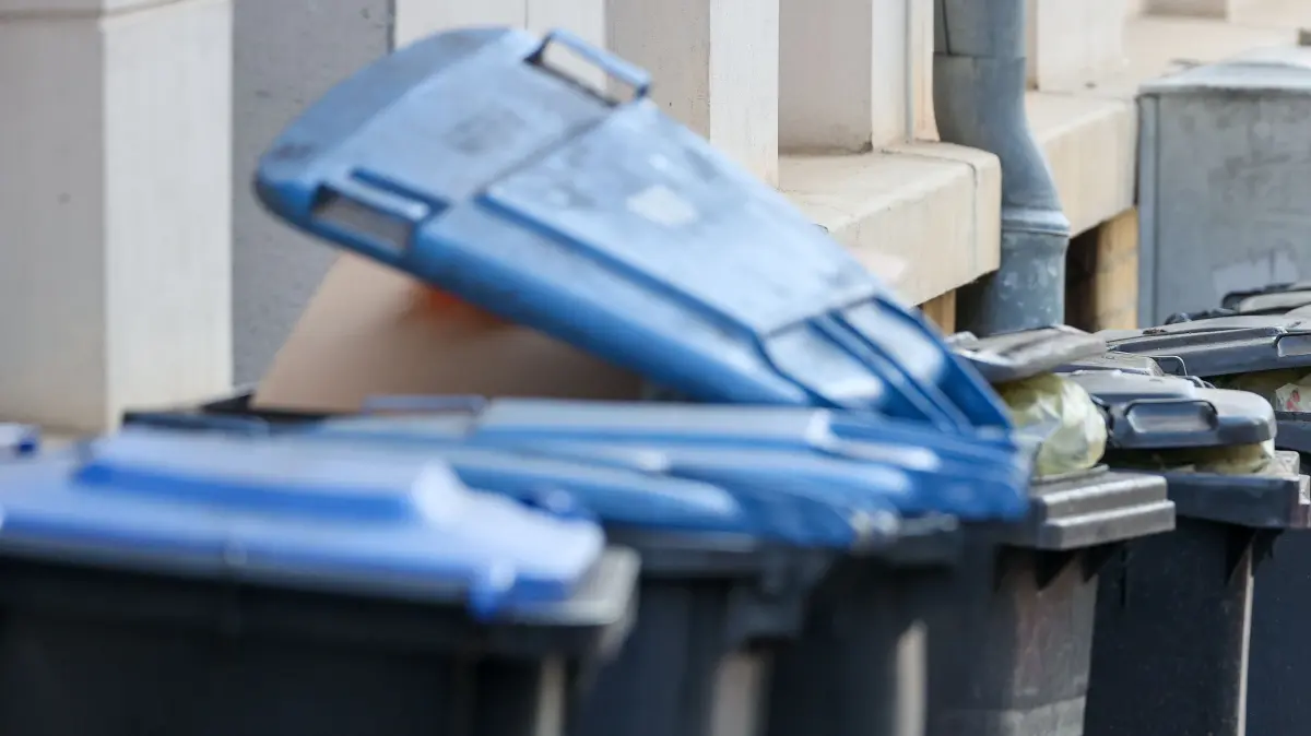 Volle Mülltonnen für Pappe und Papier sowie für Restmüll stehen an einer Hauswand. Die Gewerkschaft Verdi ruft Beschäftigte in Entsorgungsunternehmen zu einem zweitägigen Warnstreik auf, Leipzig ist vorerst nicht vom Streik betroffen. Gestreikt werden soll beim Abfallentsorgungs- und Stadtreinigungsbetrieb der Stadt Chemnitz, beim Städtischen Abfallwirtschaftsbetrieb Magdeburg und bei der Stadtwirtschaft und TUS Thüringer UmweltService GmbH in Erfurt. +++ dpa-Bildfunk +++